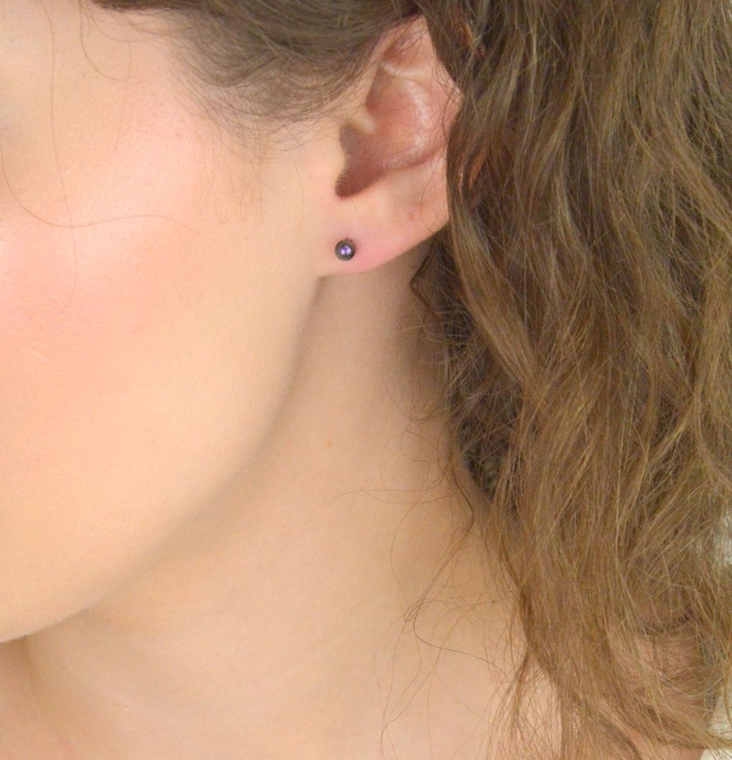 Srebrne kolczyki z ciemną perłą hodowlaną 4 mm – fioletowo-zielony połysk, zapięcie sztyft, srebro 925.jpg